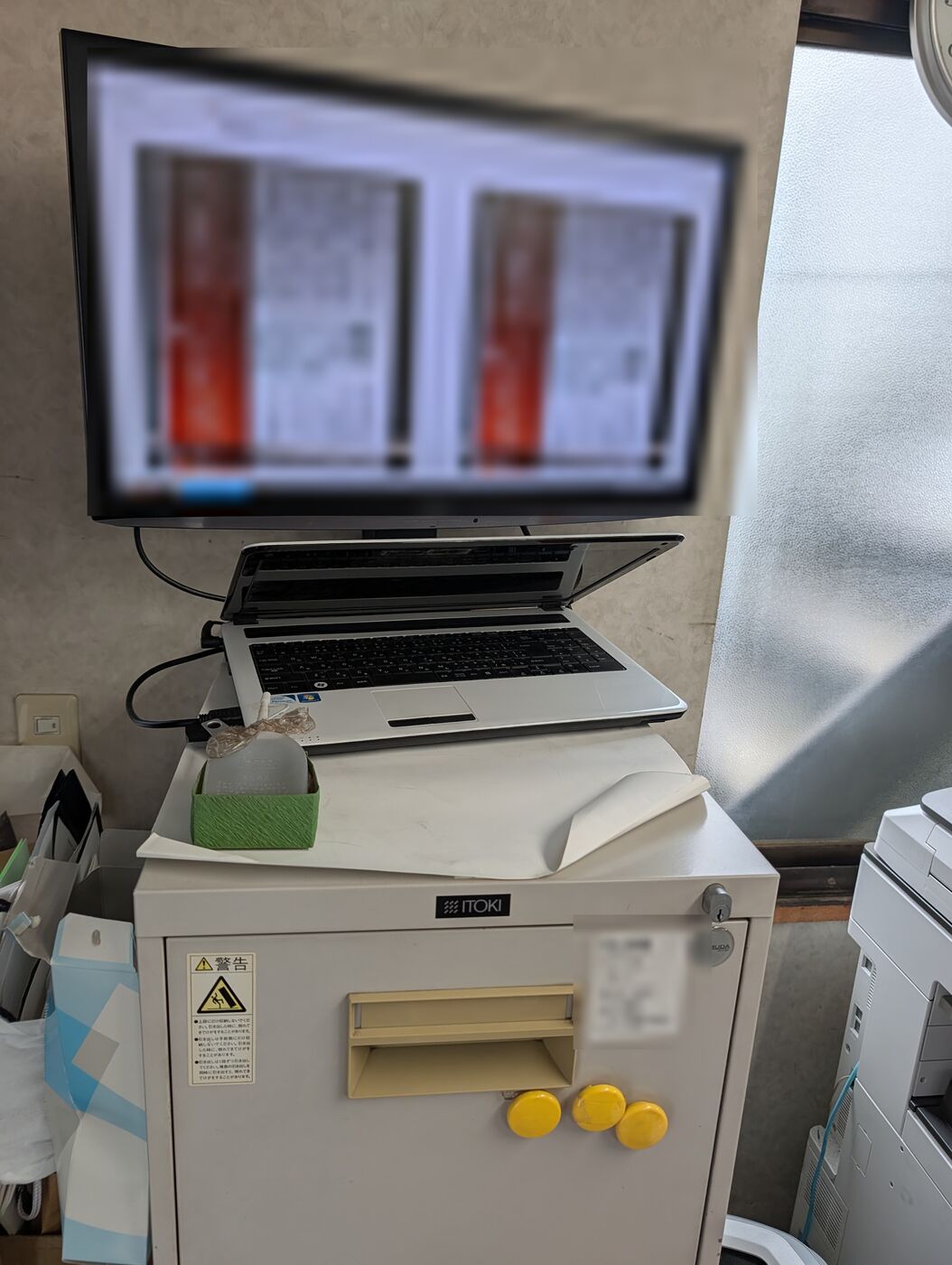 ノートPCと大画面で2枚のラベル画像を並べて比較している