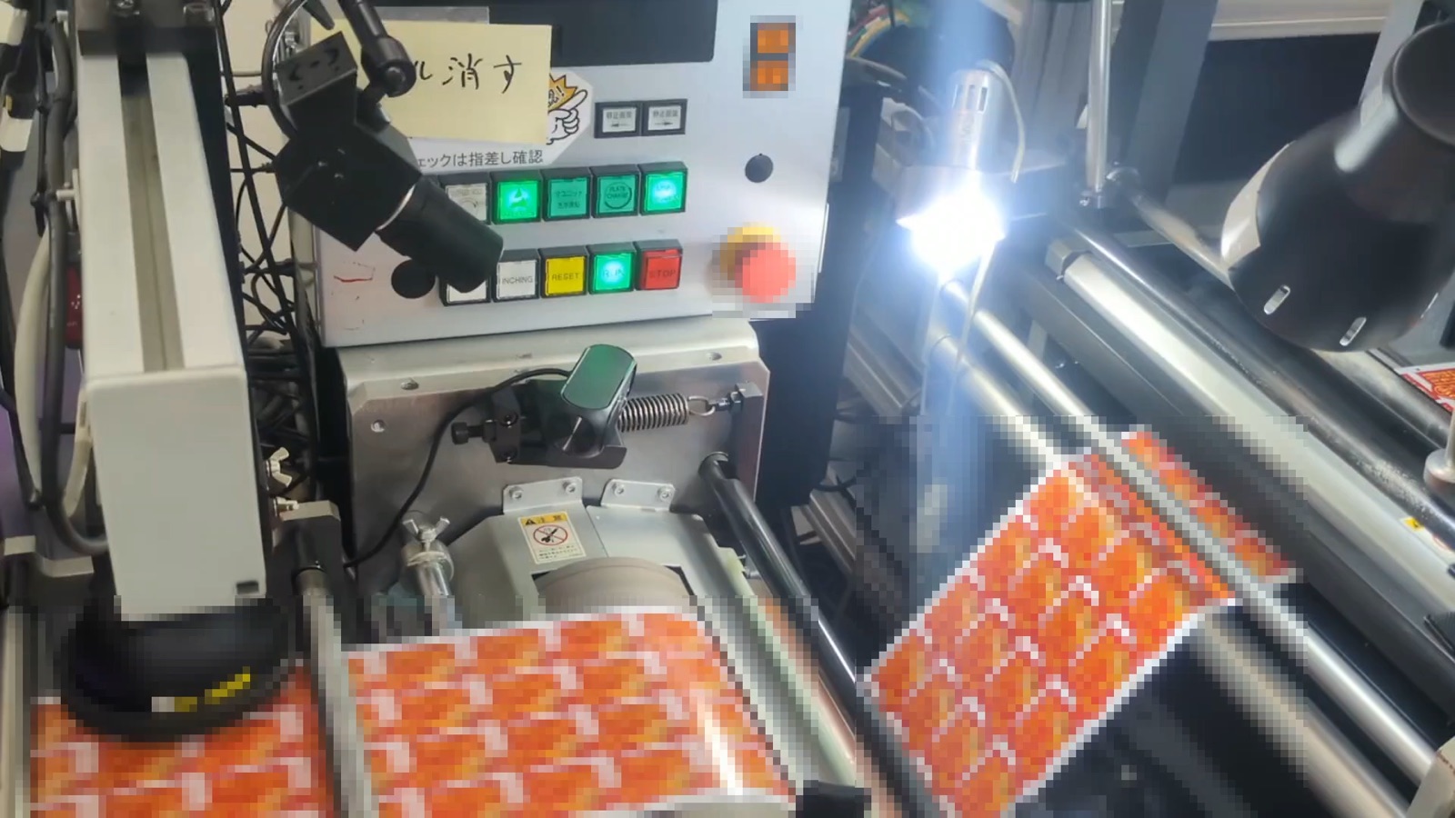印刷機の上に取り付けられた検査カメラと照明